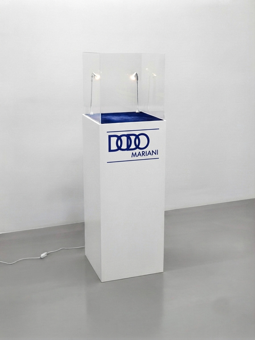 totem da terra laccato oro con teca in plexiglass e illuminazione con faretto led